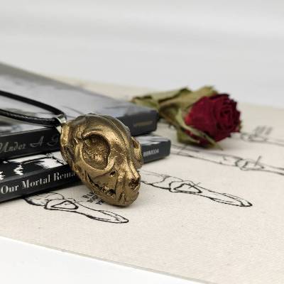 Halskette mit Katzenschädel Anhänger aus Keramik, Katzenschädel Replik, Gothic Schmuck, okkulter Halsschmuck