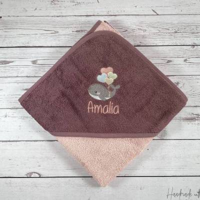 Kapuzenhandtuch mit Wal & Namen bestickt - personalisiertes Baby Handtuch - 2 Größen
