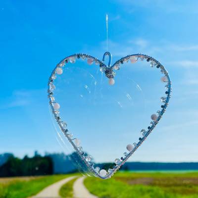 Liebe im Herz - Fensterdeko zum Hängen mit Heilstein - Rosenquarz mit Wirkung | Spirituelle Geschenke | Karte