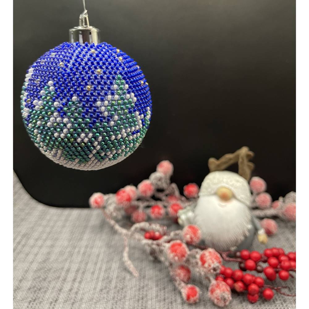 Weihnachtskugeln/Weihnachtsbaumschmuck / Christbaumschmuck gehäkelt mit Baumwollgarn und kleinen Glasperlen