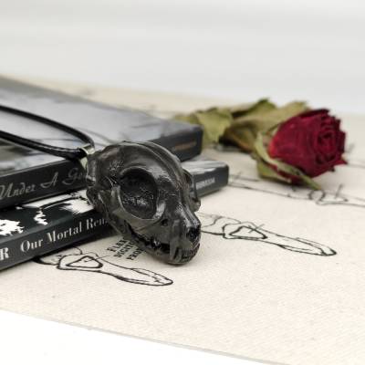 Halskette mit Katzenschädel Anhänger aus Keramik, Katzenschädel Replik, Gothic Schmuck, okkulter Halsschmuck