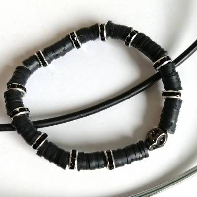 Elastisches Armband in schwarz mit Skull-Perle