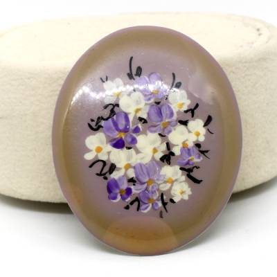Handbemalte Brosche oval mit Floralem Blumendekor in Violett und weiß glasiert - einzigartige Anstecknadel