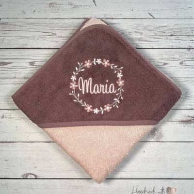 Kapuzenhandtuch mit Blumenkranz & Namen bestickt - personalisiertes Baby Handtuch - Taufgeschenk Mädchen