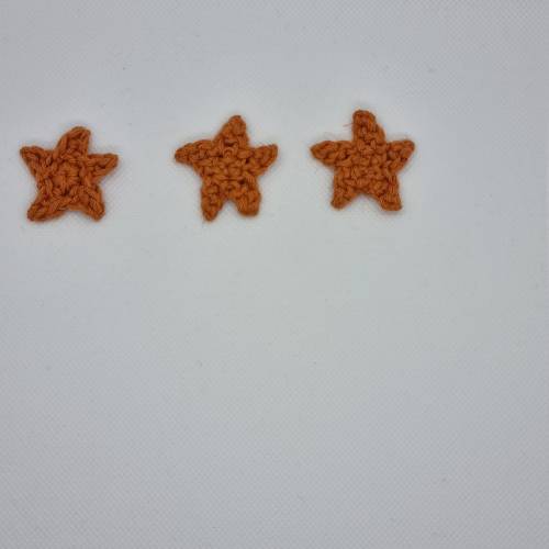 Streudeko für Weihnachten und Advent, gehäkelte kleine Sterne in Orange