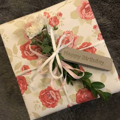 Schlichter Geschenkanhänger „Happy Birthday“ aus grauem Beton, 9 cm