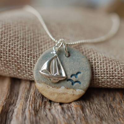 Maritime Damenkette mit Keramikanhänger Möwen und silbernem Segelboot