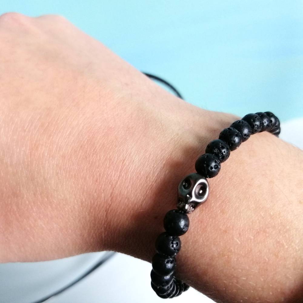 Elastisches Armband mit schwarzen Lavasteinperlen und Totenkopf Bild 1