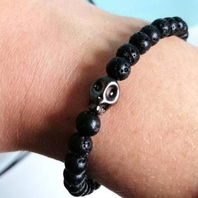 Elastisches Armband mit schwarzen Lavasteinperlen und Totenkopf