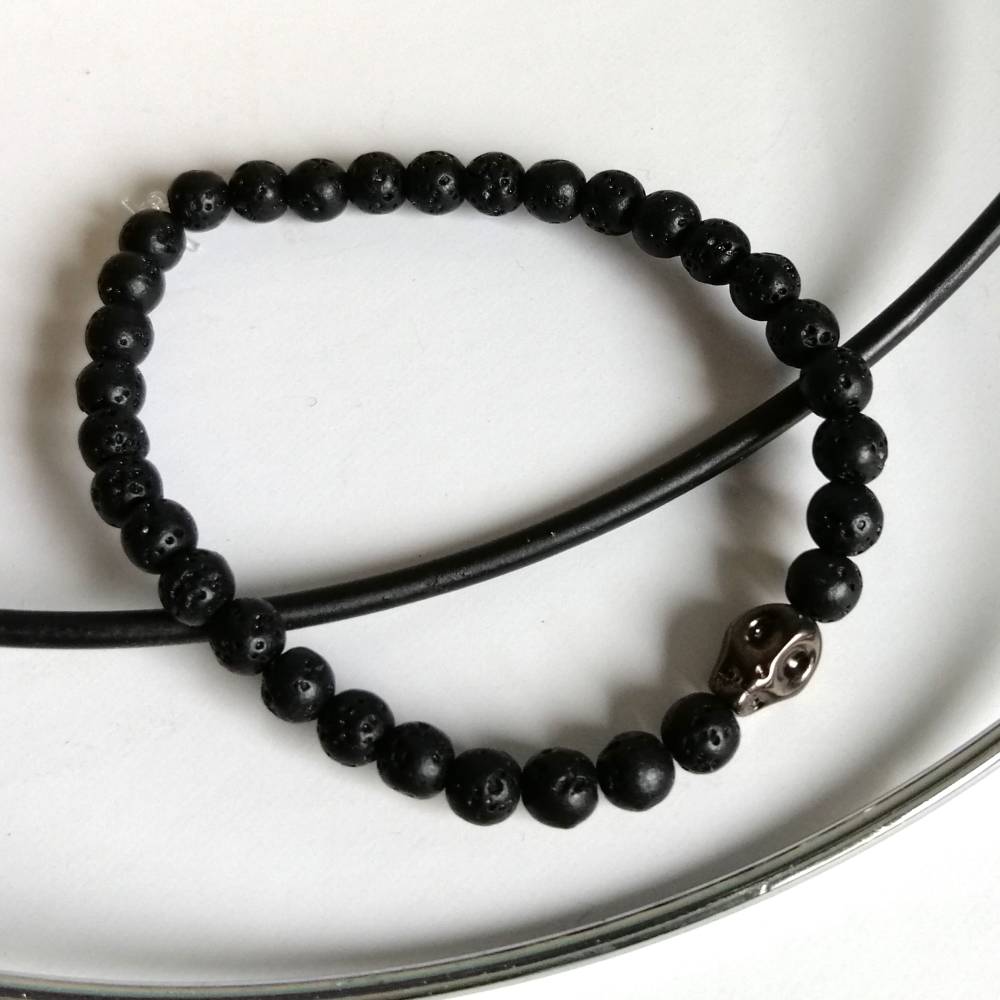 Elastisches Armband mit schwarzen Lavasteinperlen und Totenkopf Bild 2