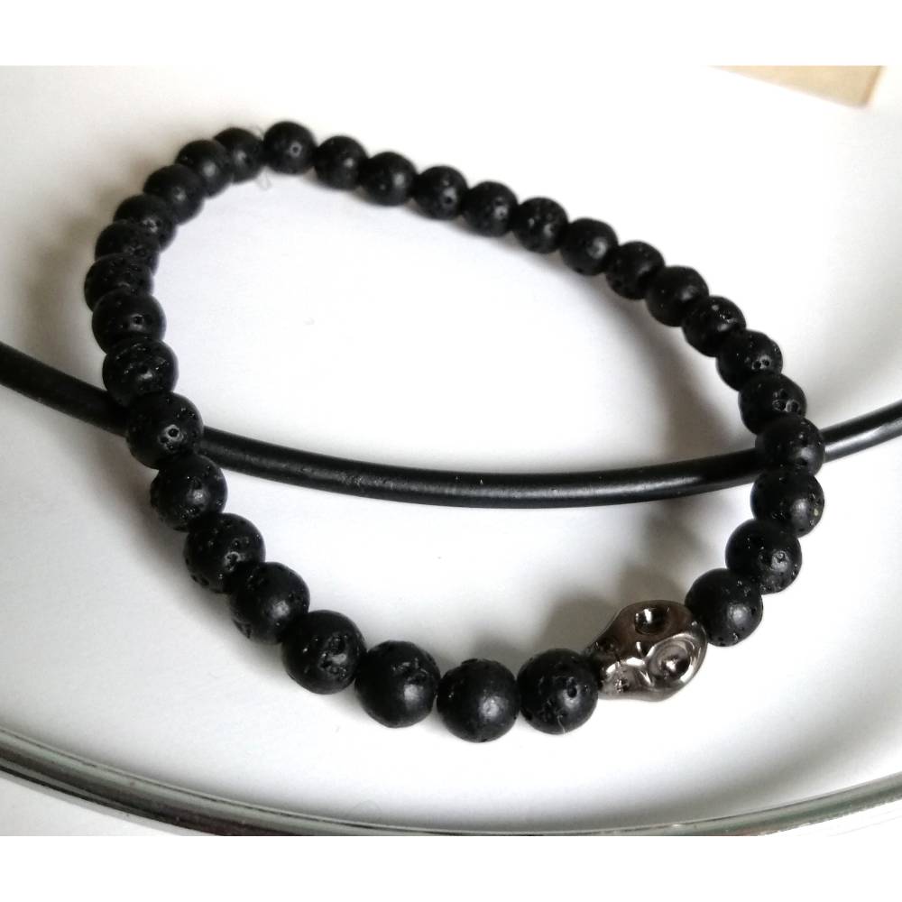 Elastisches Armband mit schwarzen Lavasteinperlen und Totenkopf Bild 4
