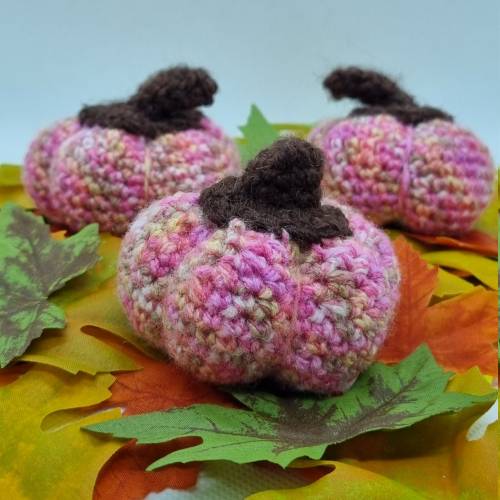 Kleine gehäkelte Kürbisse in rosa