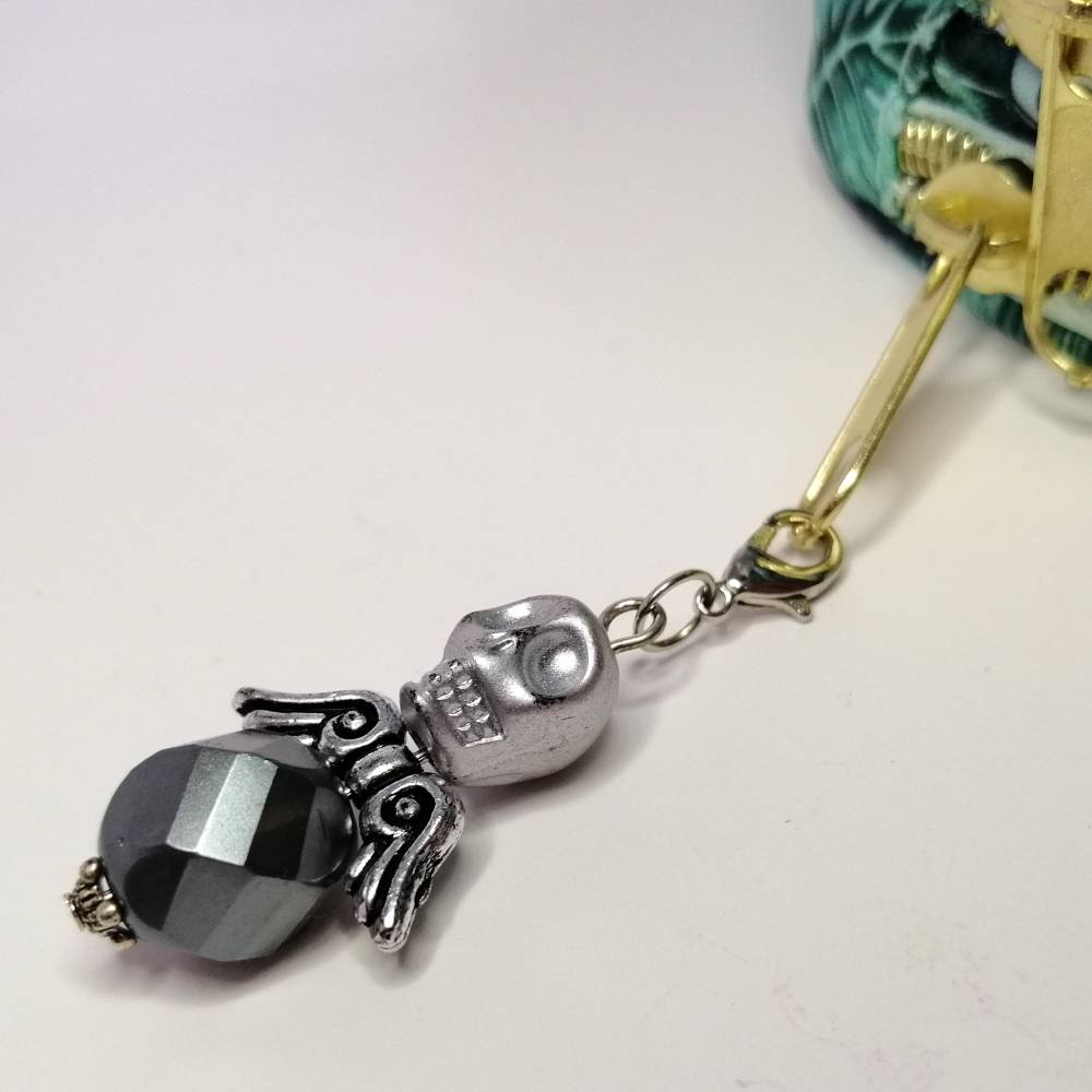 Außergewöhnlicher Schutzengel mit Totenkopf-Perle als Anhänger für deinen Schlüssel oder deine Tasche Bild 4
