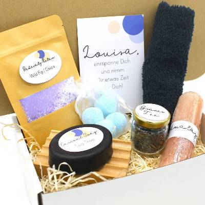 Vegan: Personalisierte Wellnessbox Unisex Geschenkbox Charcoal Seife Dusch Steamer Geschenkidee mit Namen mehrere Düfte 