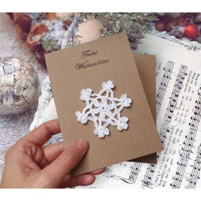 Festliche Weihnachtskarte mit handgemachter Schneeflocke