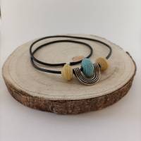 Tapetenreste werden zum Schmuck, die Halskette ein echter Glücksbringer - Upcycling-Perlen für Frauen mit Stil!