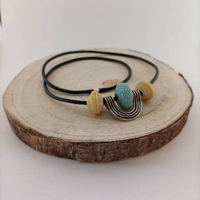 Tapetenreste werden zum Schmuck, die Halskette ein echter Glücksbringer - Upcycling-Perlen für Frauen mit Stil!