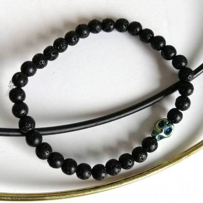 Elastisches Armband mit schwarzen Lavasteinperlen und Totenkopf