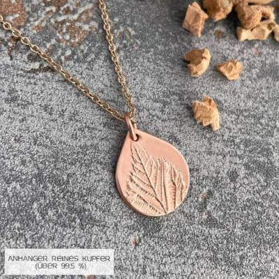 Kupferanhänger BROMBEERE Blatt, tropfenförmig, Flachrelief, geprägter Schmuck, mit kupferfarbener Edelstahlkette