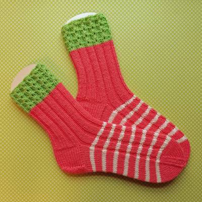 Socken Größe 39-40 mit hübschen Musterbündchen und Ringel gestrickt