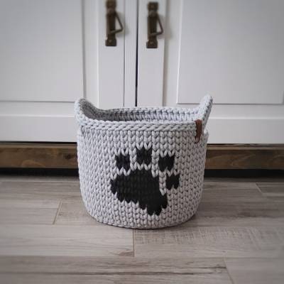 Häkelkorb mit Pfotenmotiv und Holzboden – Aufbewahrungskorb für Hunde- & Katzenspielzeug