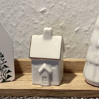 Dekoration auf Holz mit Haus aus Raysin und Haus aus Keramik, Baum aus Holz