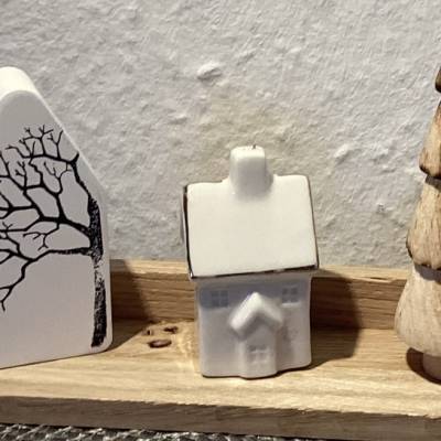 Dekoration auf Holz mit Haus aus Raysin und Haus aus Keramik, Baum aus Holz