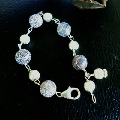 Basic Armband mit blau-grauem Fossilachat & mattierten Silberperlen – Handgefertigtes Unikat + nettes Geschenk