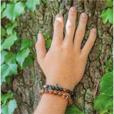 Handgefertigtes Slip-On Armband aus Onyx- und Walnussholzperlen, mit Silber.   