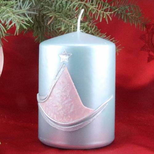 türkise Weihnachtskerze mit stilisiertem Weihnachtsbaum
