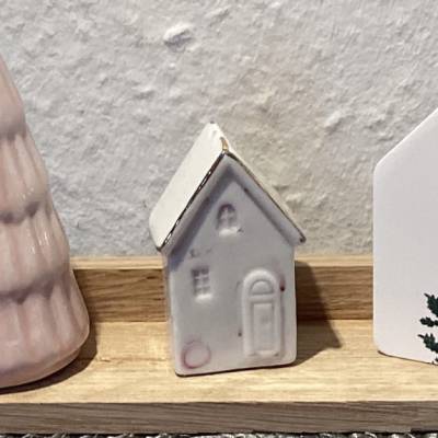 Dekoration auf Holz mit Haus aus Raysin und Haus und Baum aus Keramik