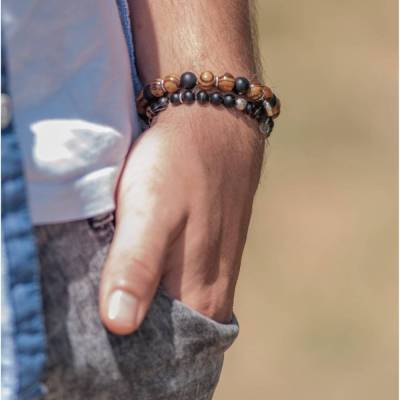 Handgefertigtes Slip-On Armband aus Onyx- und Walnussholzperlen, mit Silber.   