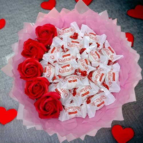 Essbarer Blumenstrauß- Handgemachtes personalisiertes Geschenk für Männer, Frauen. Strauß aus Pralinen, Raffaello, Seife