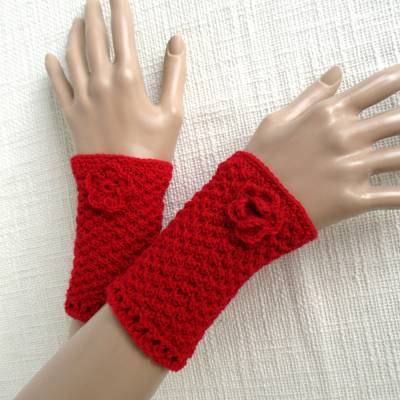 Armstulpen Pulswärmer gestrickt aus Wolle in rot mit Häkelblumen