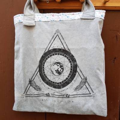 Unikat Baumwollstofftasche grau mit Innenfutter, spirituelles Symbol, Upcycling, handgemacht