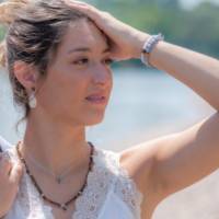 Handgefertigtes Slip-On Armband aus Kascholong- und Walnussperlen, mit Silber.