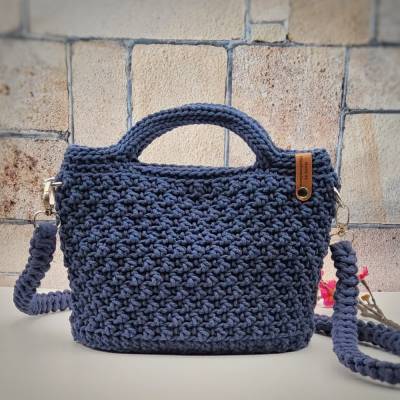 Lederboden-Häkeltasche mit Gurt und Henkel – Karabinerfarbe wählbar