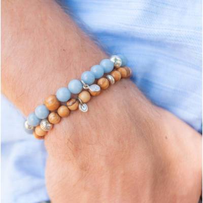 Handgefertigtes Slip-On Armband aus Olivenholzperlen, mit Silber.