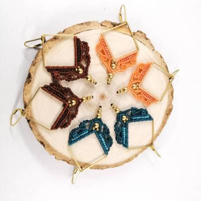 Quadratische Makramee Creolen aus Messing