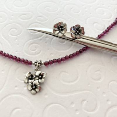 Granat-Schmuckset mit Blumenanhänger & Ohrstecker aus Si925 Handarbeit – Geschenkidee aus Bayern
