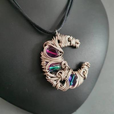 Lila Blauer Halbmond Anhänger in einer Fassung aus Platinfarbenden Aluminiumdraht/ Mondschmuck /Drahtschmuck