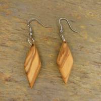 Hängeohrringe in Rautenform aus auffällig gemastertem Olivenholz, sehr leicht, matt geölte Oberfläche, silber oder gold