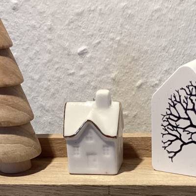 Dekoration auf Holz mit Haus aus Raysin und Haus aus Keramik, Baum aus Holz