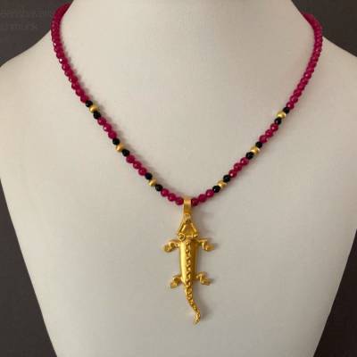 Rubinkette mit Krokodilanhänger – 24 ct. vergoldet, Onyx, Unikat aus Bayern, Handarbeit