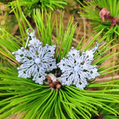 Makramee Ohrringe "Schneeflocke" mit blauem Chalcedon