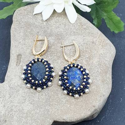 „Lapislazuli-Flüstern“ – Handgefertigte Ohrringe mit Edelstein-Eleganz