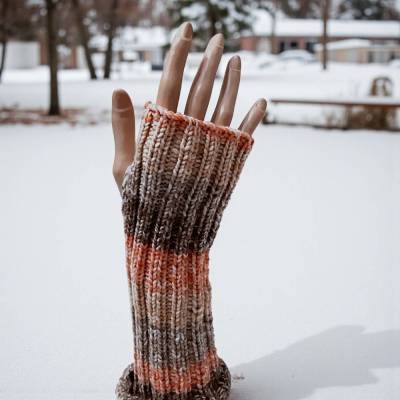 Fingerlose Handstulpen gestrickt, Armstulpen orange und braun im Rippenmuster