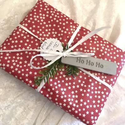Schlichter Geschenkanhänger für Weihnachten „Ho Ho Ho“ aus grauem Beton, 9 cm