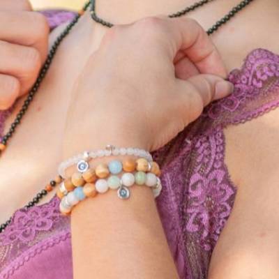 Handgefertigtes Slip-On Armband aus Olivenholz- und Beryllperlen mit Silber. 