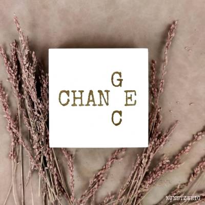 Holzbild mit graviertem Text "Change/Chance" als individuelle Geschenkidee, personalisierbar